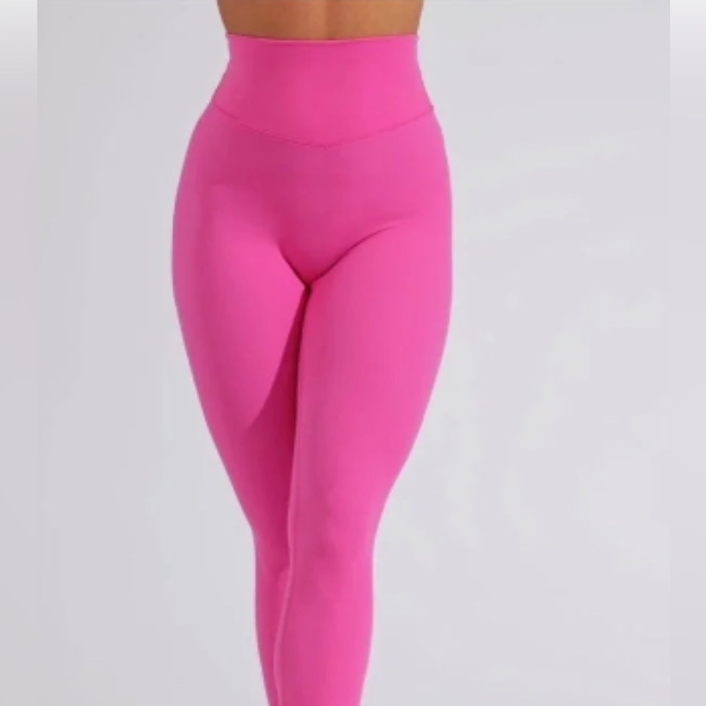 Buffbunny Leggings- Color: Peace Pink
Size: XS
Ultra High Rise